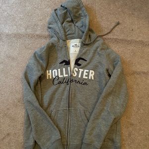 Women’s Hollister zip hoodie in EUC. Size Med